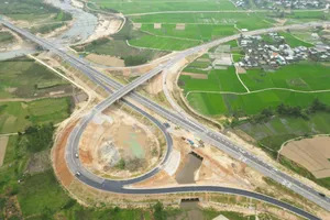 "Chạy đua" thi công đường cao tốc để khai thác trước Tết Nguyên đán Bính Ngọ