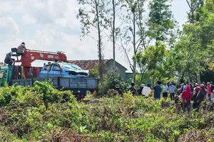 Gia Lai: Phát hiện ô tô cùng 2 thi thể dưới kênh 