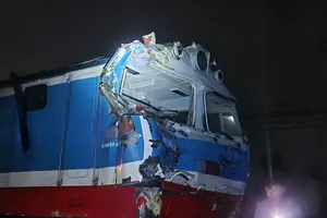 Xe đầu kéo vượt đường ray bị tàu hỏa tông đứt đôi