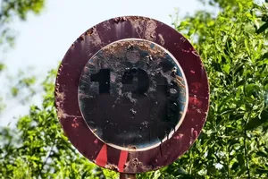 Điều tra thủ phạm bôi đen biển báo để "né" tải trọng ở Gia Lai