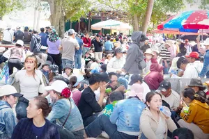 “Biển người” leo núi trẩy hội chùa Ông Núi