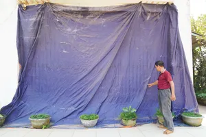 Người dân trùm kín nhà "né" bụi từ công trình sân bay Phù Cát