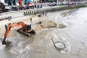 Trục vớt xác xe tăng ở bãi biển Quy Nhơn, phát hiện nhiều đạn pháo, súng