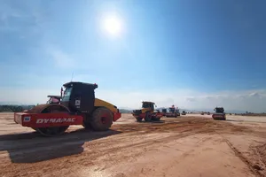Vượt nắng nóng, xuyên lễ thi công đường băng số 2 sân bay Phù Cát