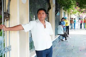 Người cha vượt hơn 50km cùng con đi thi dưới nắng gắt