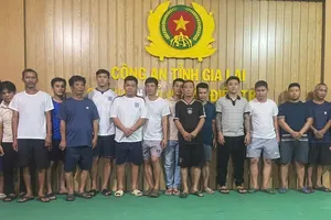 Các đối tượng bị tạm giữ phục vụ công tác mở rộng điều tra. Ảnh: QH