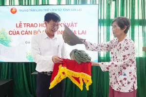 Trao trả kỷ vật cho thân nhân cán bộ đi B