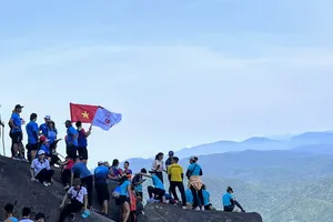 Nghỉ lễ, hàng trăm người thử thách chinh phục núi Đá Bia