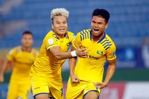 B.Bình Dương - SLNA 1-2: Sông Lam chiến thắng tại đất Thủ