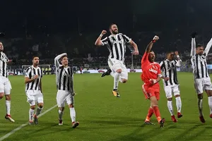 Fiorentina - Juventus 0-2: “Bà đầm già” soán ngôi Napoli