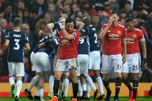 Man United - West Bromwich 0-1: Mourinho thua đội chót bảng, giúp Man City sớm vô địch