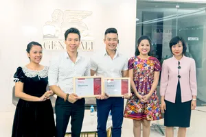 Đại diện Generali Việt Nam trao tặng gói giải pháp bảo hiểm nhân thọ Vita – Sống Tự tin cho Quốc Cơ – Quốc Nghiệp và gia đình