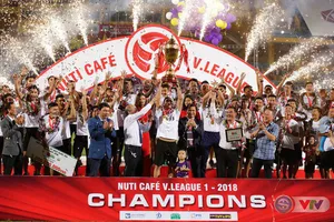 Hà Nội - Cần Thơ 3-0: Văn Quyết, Samson và Oseni ghi bàn, Hà Nội chính thức đăng quang lần 4