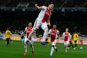 AEK Athens - Ajax 0-2: Dusan Tadic ghi bàn, CĐV Hà Lan bị ném bom xăng