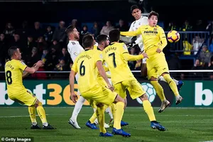 Villarreal - Real Madrid 2-2: Benzema, Varane ghi bàn, Cazorla gỡ hòa