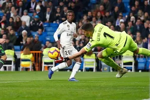 Real - Sociedad 0-2: Vazquez thẻ đỏ và Willian Jose, Ruben Pardo hạ gục Real
