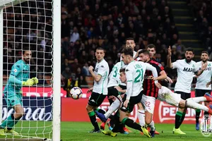 AC Milan - Sassuolo 1-0: Pol Lirola “tặng quà” Milan, thủ môn Consigli nhận thẻ đỏ