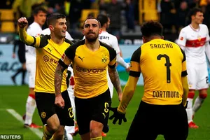 Dortmund - Stuttgart 3-1: Reus, Alcacer, Pulisic tỏa sáng nhưng Bayern soán ngôi đầu Dortmund 