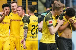 Dortmund - Schalke 2-4: Reus, Wolf thẻ đỏ, Caligiuri, Sane. Embolo phá giấc mơ vô địch của Dortmund