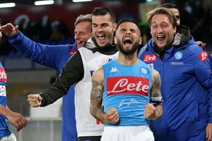 Napoli - Cagliari 2-1: Mertens, Insigne ngược dòng ấn tượng giành ngôi Á quân