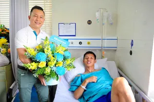 Ông Đỗ Kế Nghiêm (CEO Hisense Việt Nam) đến thăm Hùng Dũng