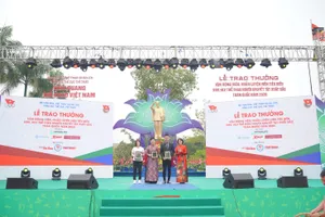 Đại diện Herbalife Việt Nam – Ông Nguyễn Thành Đạt – Giám Đốc Truyền Thông nhận kỷ niệm chương từ Tổng cục Thể dục Thể thao, ghi nhận sự đồng hành của doanh nghiệp trong chương trình “Vinh Quang Thể Thao Việt Nam”