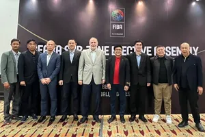 Ông Nguyễn Bảo Hoàng (áo đỏ) và các thành viên Liên đoàn Bóng rổ Đông Nam Á (SEABA)