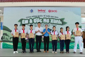 Ông Praween Wirotpan, Tổng Giám đốc Công ty TNHH SCG Việt Nam và bà Hồ Thị Ánh Tuyết, Bí thư Tỉnh đoàn Bà Rịa - Vũng Tàu, trao tặng những phần quà khích lệ các em