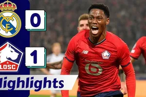 Lille vs Real Madrid 1-0: Camavinga chạm tay, David bất ngờ hạ Real bằng bàn thắng penalty, HLV Ancelotti, Vinicius, Mbappe muối mặt rời sân