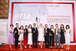 Bà Elena Butarova, Tổng Giám đốc BIDV MetLife, cùng cán bộ nhân viên công ty trong buổi lễ vinh danh 