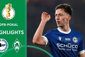 Arminia Bielefeld vs Werder Bremen 2-1: Marius Worl tung cú sút chéo góc đẳng cấp mở bàn, Julian Malatini bất ngờ phản lưới nhà, Oliver Burke ghi bàn, Bielefeld giành vé bán kết DFB Cup