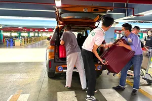 Sử dụng dịch vụ GrabCar tại ga quốc nội sân bay Tân Sơn Nhất