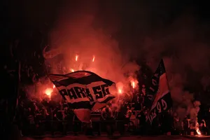 Fans Paris Saint-Germain tiếp tục hỗn loạn sau chiến thắng của PSG trước Arsenal, giành vé Champions League