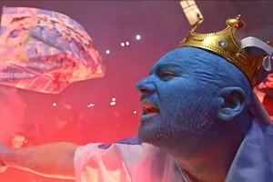 Fan Napoli bạo loạn, đốt pháo sáng, đập phá,... mừng chức vô địch Serie A 2024/25