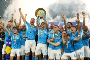 Napoli vs Cagliari 2-0: McTominay mở bàn, Lukaku chốt hạ ngôi vương Serie A, Inter Milan bị Napoli vượt mặt hơn đúng 1 điểm