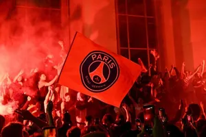 Fan bạo loạn, đốt xe cảnh sát, đốt pháo sáng,... tại Paris sau khi PSG giành Champions League