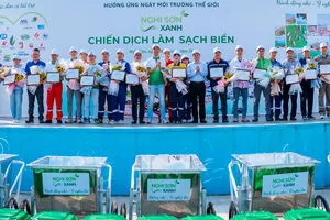 Sáng kiến Nghi Sơn Xanh: Hơn 400 người tham gia chiến dịch làm sạch bãi biển ở vịnh Nghi Sơn, tỉnh Thanh Hóa