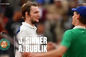 Jannik Sinner vs Alexander Bublik 6-3, 3-6, 4-6: Sinner bất ngờ thua sốc trên mặt sân cỏ, Bublik đối mặt Tomas Machac ở tứ kết Halle Open 2025