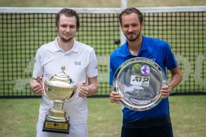 Alexander Bublik vs Daniil Medvedev 6-3, 7-6 (7-4): Medvedev thua sốc trước Bublik trong loạt tie-break, chung kết Halle Open 2025
