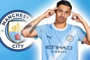 Tijjani Reijnders người được kỳ vọng sẽ thay thế Kevin De Bruyne trong đội hình của HLV Pep Guardiola, bay cao cùng Manchester City