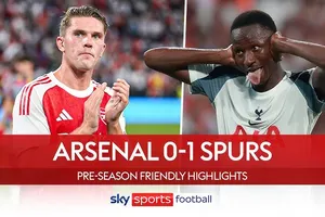 Arsenal vs Tottenham 0-1: Pape Matar Sarr tung cú sút căng từ 45 mét khiến thủ thành Raya chỉ biết đứng nhìn, Tottenham thắng Arsenal ở Hong Kong