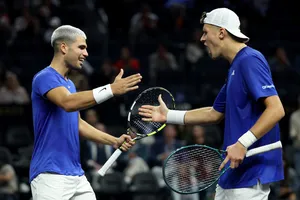 Carlos Alcaraz / Jakub Mensik vs Taylor Fritz / Alex Michelsen 7-6(7), 6-4: Hạ Taylor Fritz / Alex Michelsen, Alcaraz / Mensik giúp đội châu Âu vươn lên dẫn 3-1 trước đội Thế giới tại Laver Cup 2025