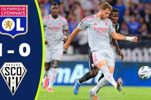 Lyon vs Angers 1-0: Thủ thành Hervr Koffi vuột mất bóng, Tanner Tessmann chớp thời cơ đệm bóng cận thành ghi bàn duy nhất
