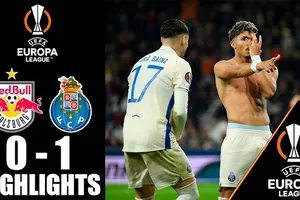 Salzburg vs Porto 0-1: William Gomes bấm bóng điệu nghệ, bóng đập đất, thủ thành Alexander Schlager nhìn bóng vào lưới, Porto thắng suýt sao phút bù giờ