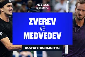 Daniil Medvedev vs Alexander Zverev 6-3, 6-3: Zverev đánh hỏng quá nhiều, Medvedev dễ dàng bước vào bán kết China Open 2025 gặp Learner Tien