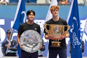 Jannik Sinner vs Learner Tien 6-2, 6-2: Sao gốc Việt, Learner Tien vẫn chưa thể tạo địa chấn, nhìn Sinner đăng quang China Open 2025