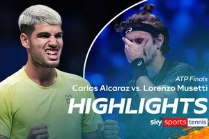 Carlos Alcaraz vs Lorenzo Musetti 6-4, 6-1: Thể lực Musetti suy giảm, Alcaraz dễ dàng chiến thắng, "tiểu Nadal" toàn thắng 3 trận vòng bảng, giành vé vào bán kết ATP Finals 2025