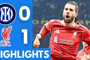 Inter Milan vs Liverpool 0-1: VAR không công nhận bàn thắng của Konate, Szoboszlai ghi bàn trên chấm penalty, The Kops khuất phục Inter 