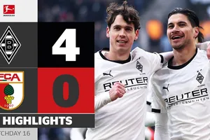 M'gladbach vs Augsburg 4-0: Joe Scally sớm gieo sầu, Kevin Diks tỏa sáng nhờ penalty, Haris Tabakovic xuất thần cú đúp chốt hạ 3 điểm