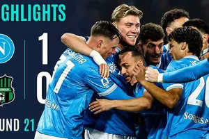 Napoli vs Sassuolo 1-0: Thủ thành Arijanet Muric đỡ bóng, Stanislav Lobotka tung cú sút bồi ngoài vòng cấm, Napoli củng cố tốp 3 Serie A